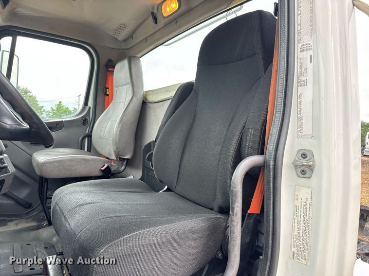 image for item DV4154 2015 Freightliner Business Class M2 semi truck