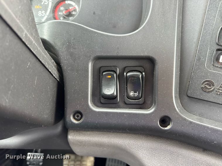 image for item DV4154 2015 Freightliner Business Class M2 semi truck