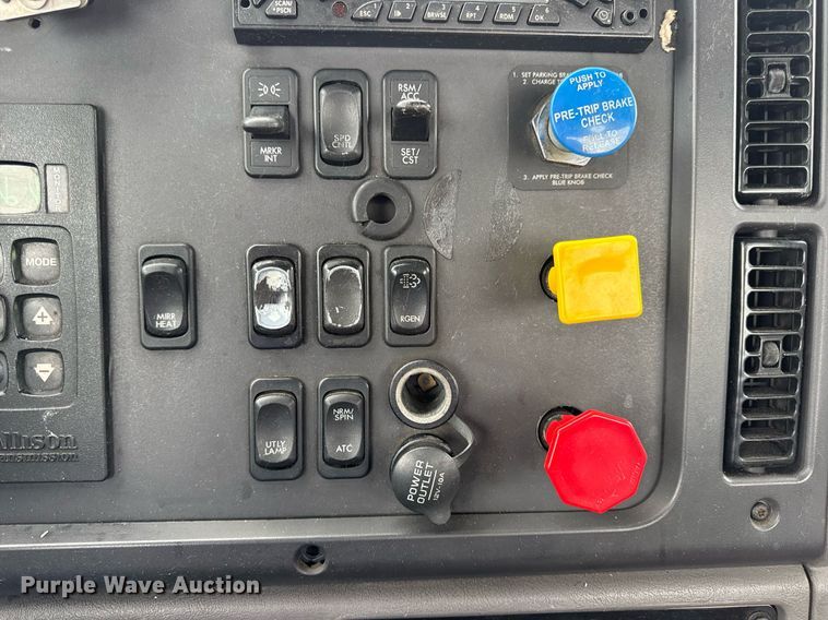 image for item DV4154 2015 Freightliner Business Class M2 semi truck