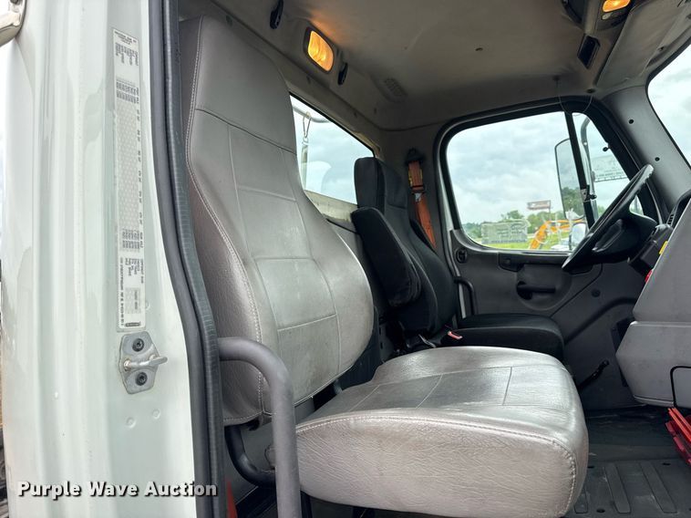 image for item DV4154 2015 Freightliner Business Class M2 semi truck