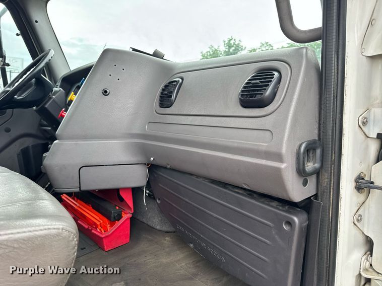 image for item DV4154 2015 Freightliner Business Class M2 semi truck