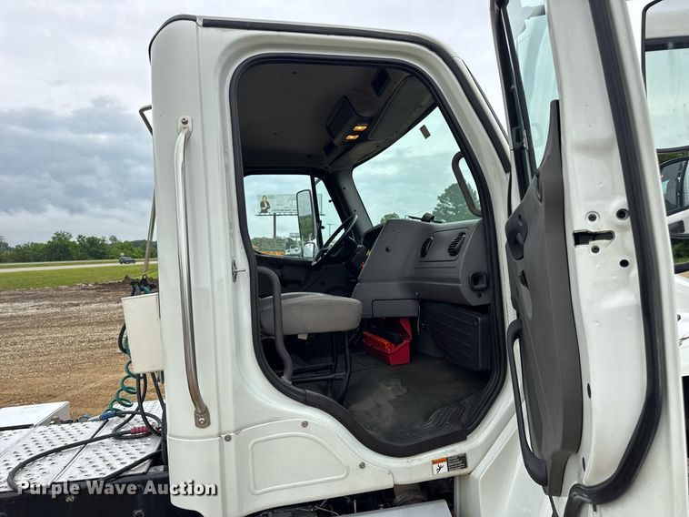 image for item DV4154 2015 Freightliner Business Class M2 semi truck