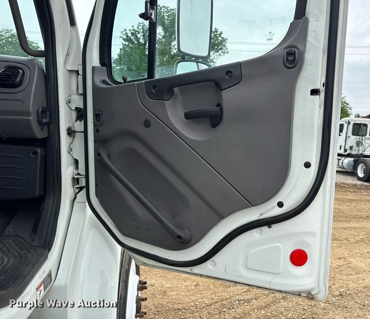 image for item DV4154 2015 Freightliner Business Class M2 semi truck