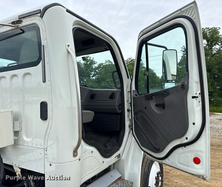 image for item DV4154 2015 Freightliner Business Class M2 semi truck