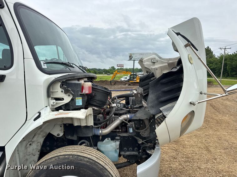 image for item DV4154 2015 Freightliner Business Class M2 semi truck