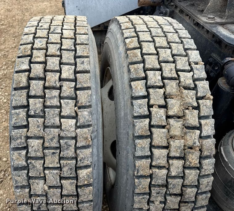 image for item DV4154 2015 Freightliner Business Class M2 semi truck