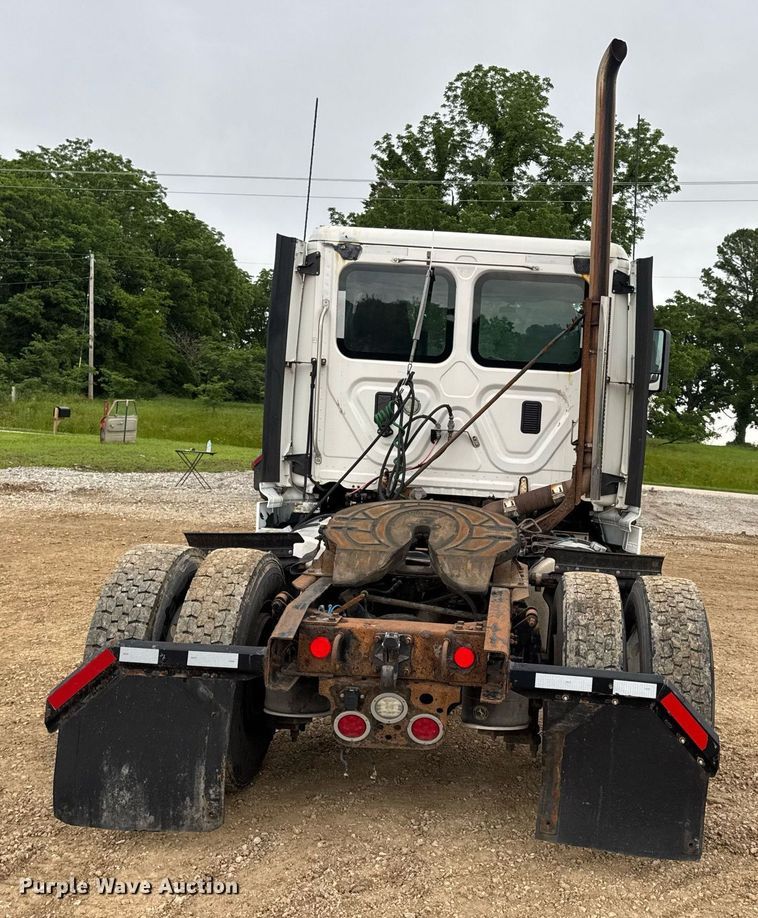 image for item DV4155 2014 Freightliner Cascadia semi truck