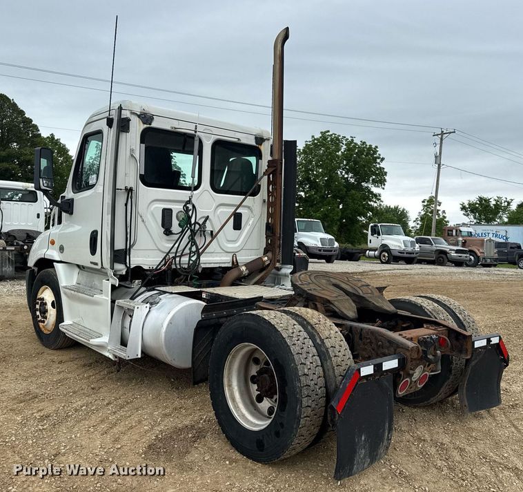 image for item DV4155 2014 Freightliner Cascadia semi truck