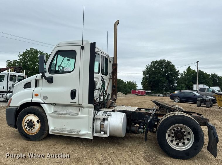 image for item DV4155 2014 Freightliner Cascadia semi truck