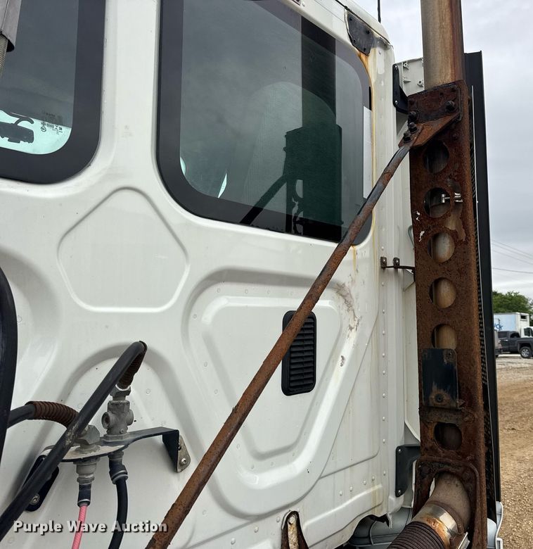 image for item DV4155 2014 Freightliner Cascadia semi truck