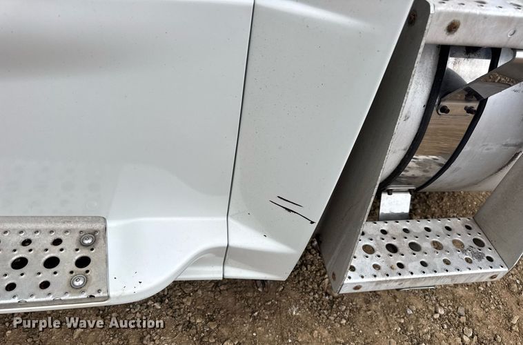 image for item DV4155 2014 Freightliner Cascadia semi truck