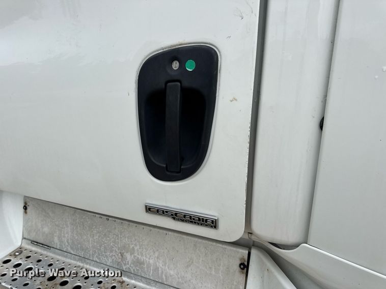 image for item DV4155 2014 Freightliner Cascadia semi truck