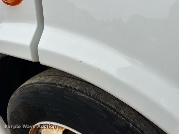 image for item DV4155 2014 Freightliner Cascadia semi truck