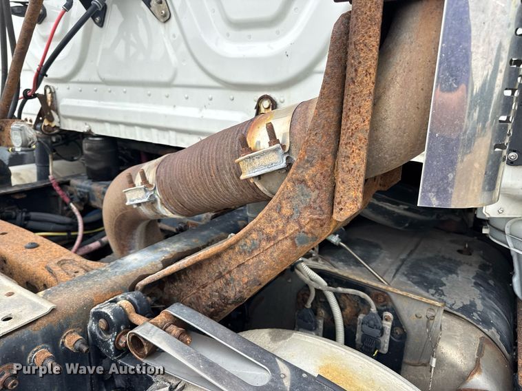 image for item DV4155 2014 Freightliner Cascadia semi truck