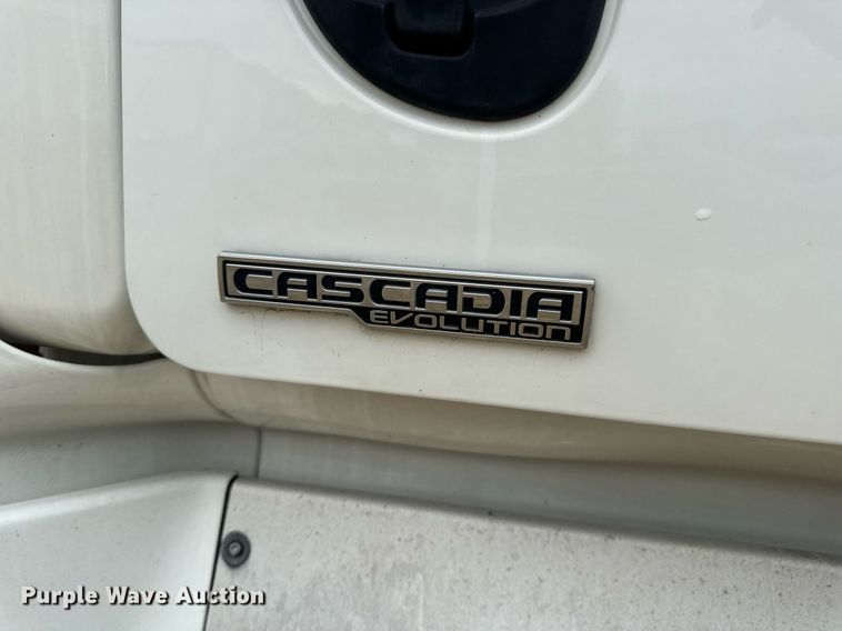 image for item DV4155 2014 Freightliner Cascadia semi truck