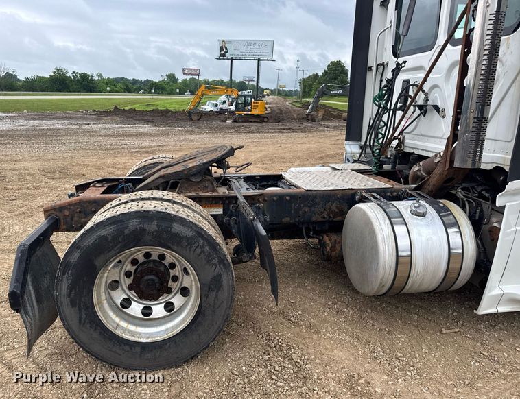 image for item DV4155 2014 Freightliner Cascadia semi truck