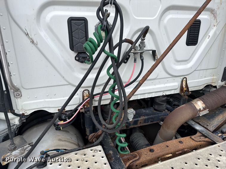 image for item DV4155 2014 Freightliner Cascadia semi truck