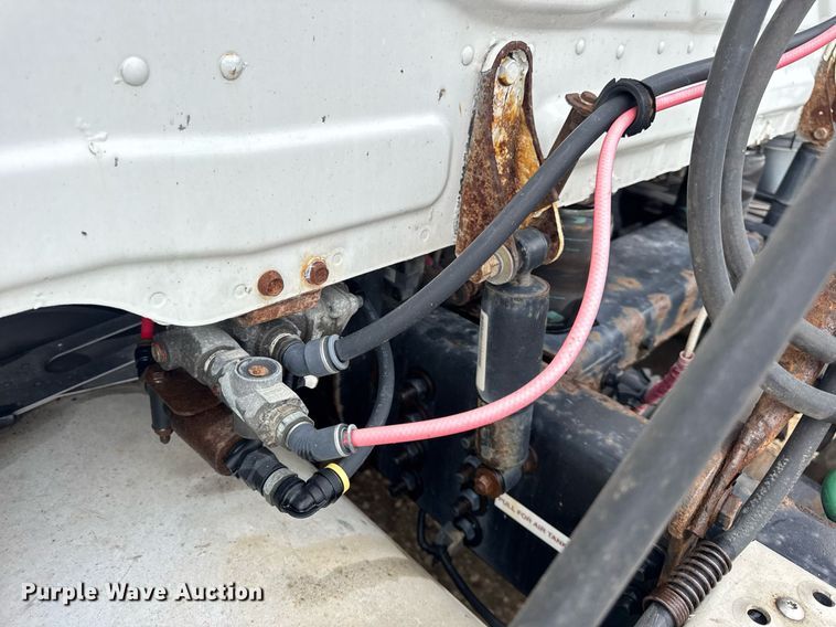 image for item DV4155 2014 Freightliner Cascadia semi truck