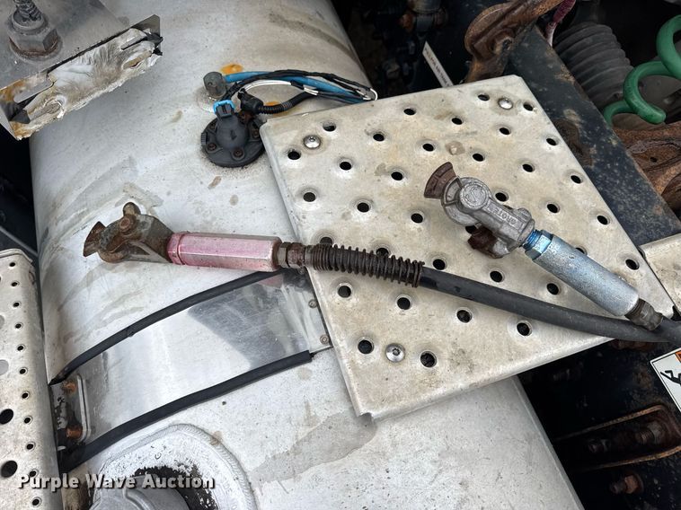 image for item DV4155 2014 Freightliner Cascadia semi truck