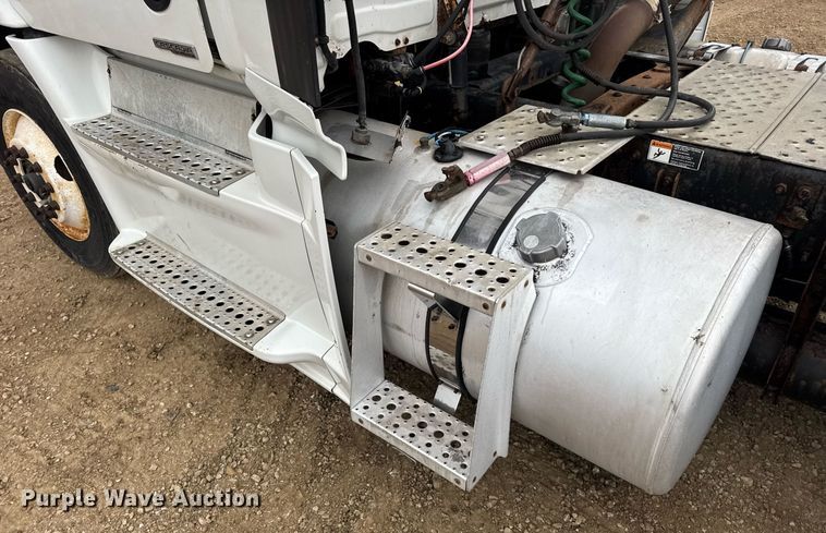 image for item DV4155 2014 Freightliner Cascadia semi truck