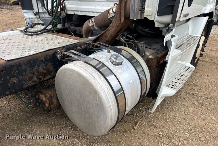 image for item DV4155 2014 Freightliner Cascadia semi truck