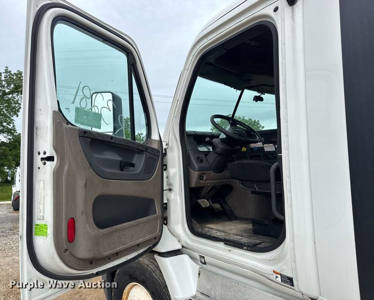 image for item DV4155 2014 Freightliner Cascadia semi truck