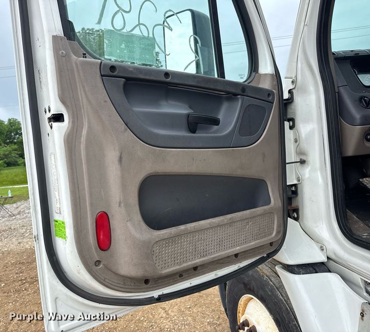 image for item DV4155 2014 Freightliner Cascadia semi truck