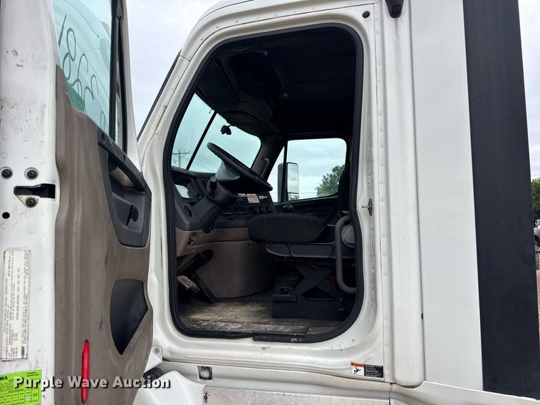 image for item DV4155 2014 Freightliner Cascadia semi truck