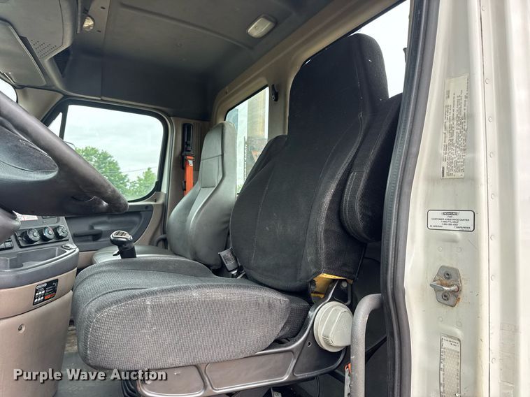 image for item DV4155 2014 Freightliner Cascadia semi truck