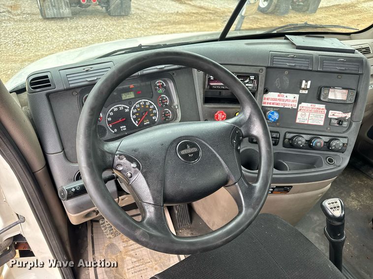 image for item DV4155 2014 Freightliner Cascadia semi truck