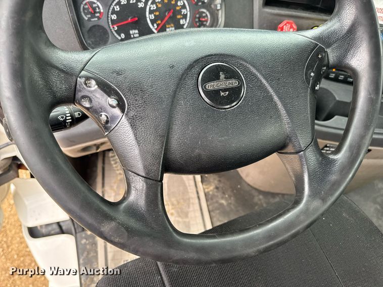 image for item DV4155 2014 Freightliner Cascadia semi truck