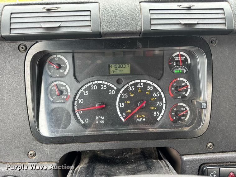 image for item DV4155 2014 Freightliner Cascadia semi truck