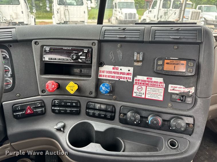 image for item DV4155 2014 Freightliner Cascadia semi truck