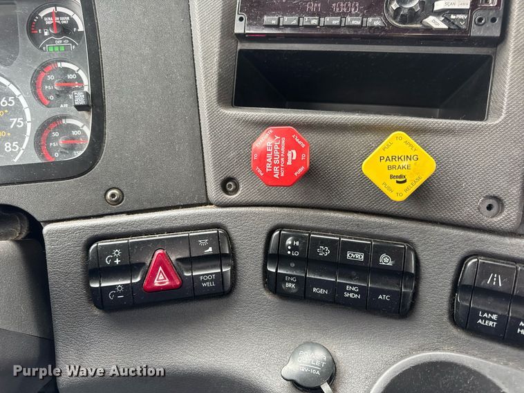 image for item DV4155 2014 Freightliner Cascadia semi truck