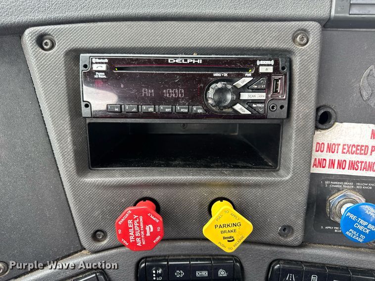 image for item DV4155 2014 Freightliner Cascadia semi truck