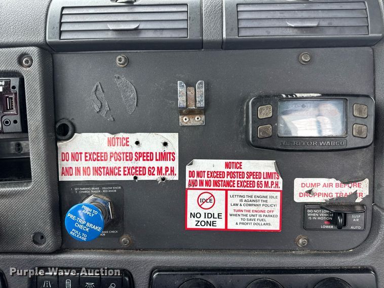 image for item DV4155 2014 Freightliner Cascadia semi truck