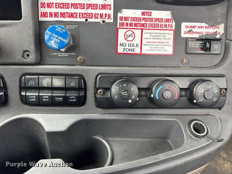 image for item DV4155 2014 Freightliner Cascadia semi truck