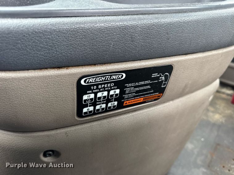 image for item DV4155 2014 Freightliner Cascadia semi truck