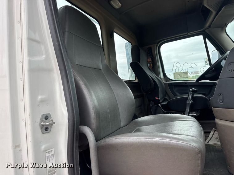 image for item DV4155 2014 Freightliner Cascadia semi truck