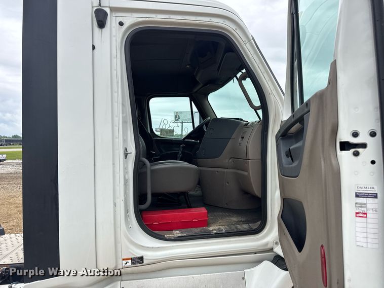 image for item DV4155 2014 Freightliner Cascadia semi truck