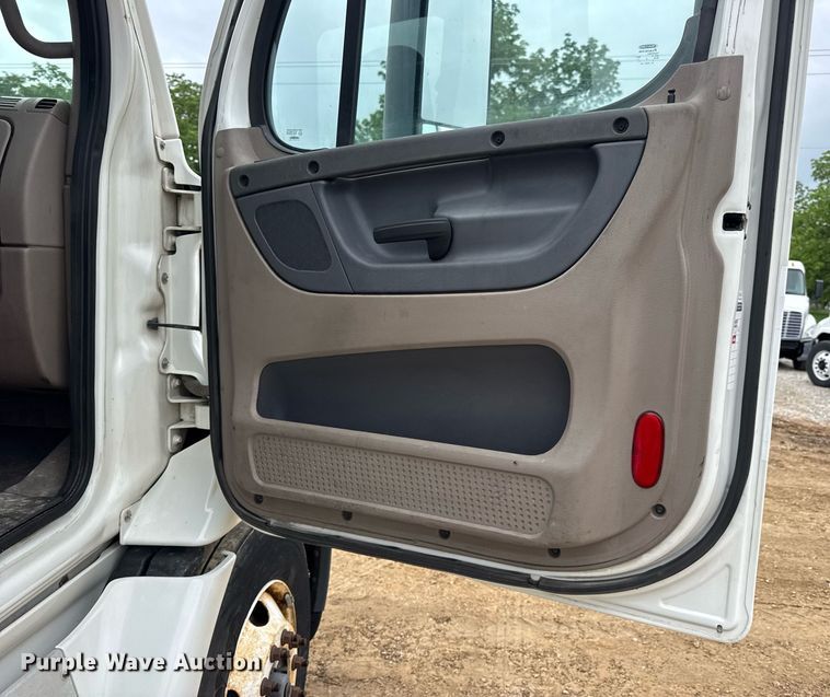 image for item DV4155 2014 Freightliner Cascadia semi truck