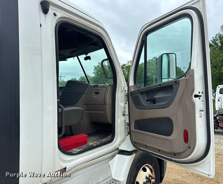 image for item DV4155 2014 Freightliner Cascadia semi truck