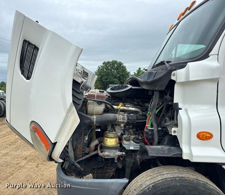 image for item DV4155 2014 Freightliner Cascadia semi truck