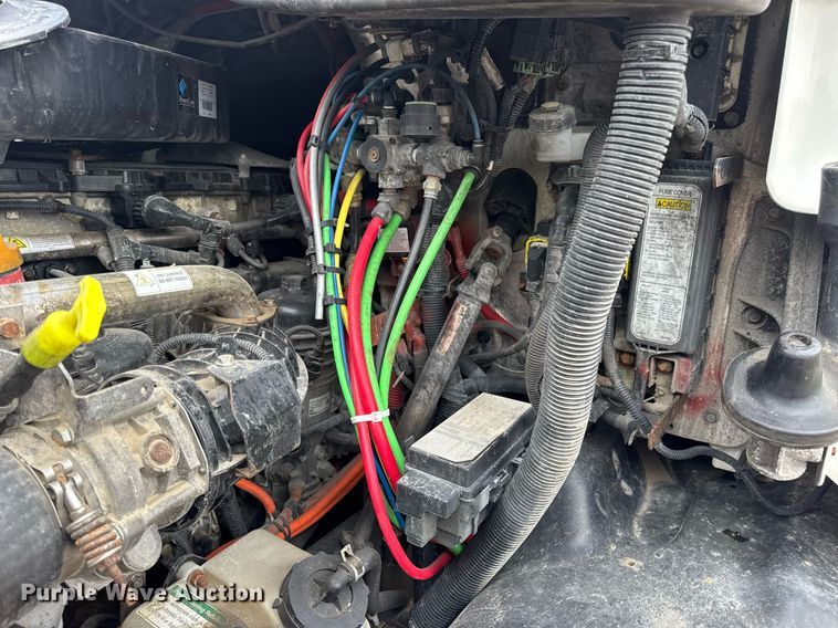 image for item DV4155 2014 Freightliner Cascadia semi truck