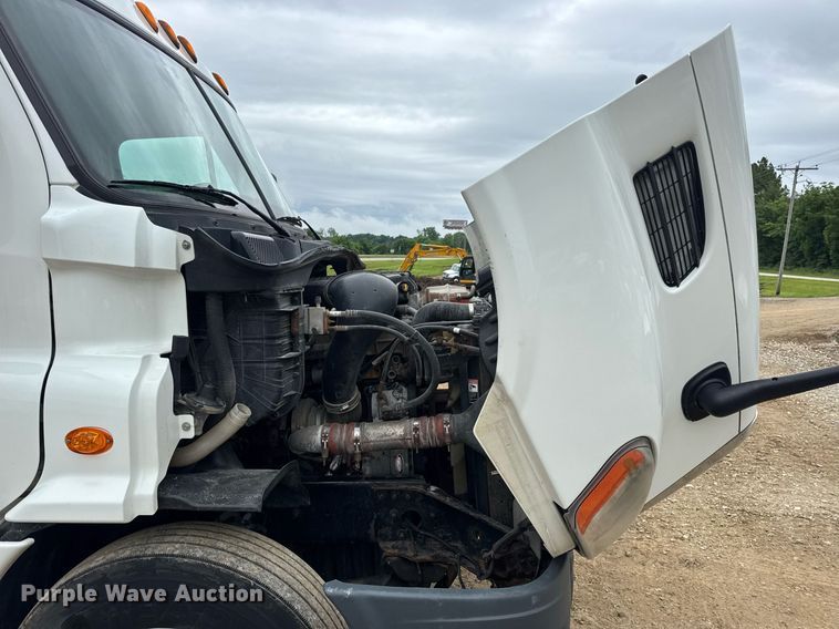 image for item DV4155 2014 Freightliner Cascadia semi truck