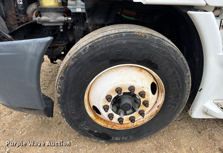 image for item DV4155 2014 Freightliner Cascadia semi truck