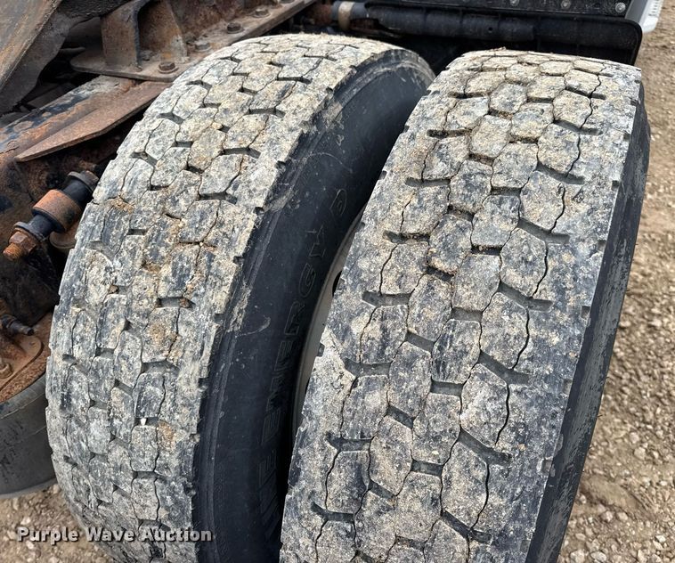 image for item DV4155 2014 Freightliner Cascadia semi truck