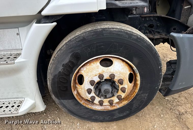 image for item DV4155 2014 Freightliner Cascadia semi truck