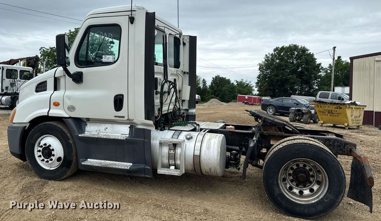 image for item DV4156 2016 Freightliner Cascadia semi truck