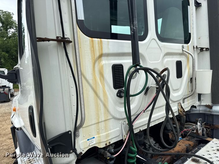 image for item DV4156 2016 Freightliner Cascadia semi truck